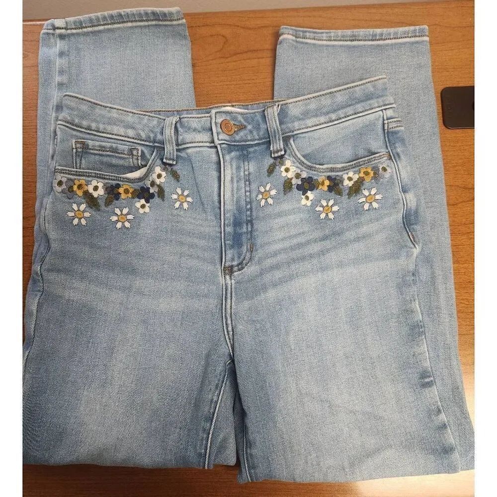 LC Conrad super high rise floral embroidery design on the pockets size 8. Measur